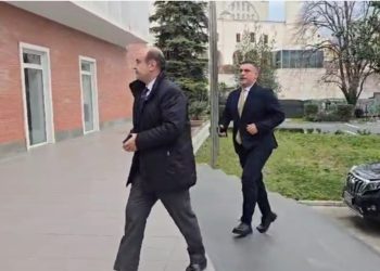 Deputetët në listën e mbyllur/ Negociatat PD-PL për zgjedhjet e 11 majit, Blushi mbërrin në selinë blu