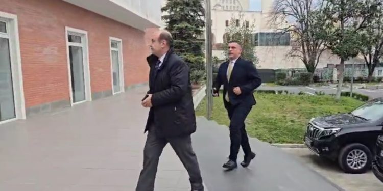 Deputetët në listën e mbyllur/ Negociatat PD-PL për zgjedhjet e 11 majit, Blushi mbërrin në selinë blu