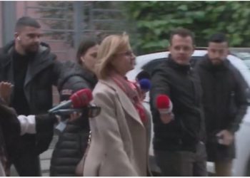 “Mos fol me njeri në telefon”/ VOA: Çështja Veliaj, deputetja e PS-së Bushka i mori dëshmitares telefonin