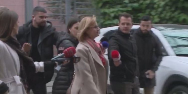 “Mos fol me njeri në telefon”/ VOA: Çështja Veliaj, deputetja e PS-së Bushka i mori dëshmitares telefonin
