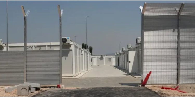 Tre grupe emigrantësh u kthyen nga Shëngjini në Itali, Gjykata Europiane shqyrton planet e qeverisë së Melonit për refugjatët