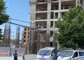 Punonjësi ra nga skela, arrestohet administratori i firmës së ndërtimit në Tiranë