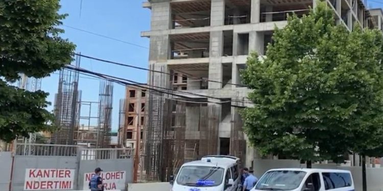 Punonjësi ra nga skela, arrestohet administratori i firmës së ndërtimit në Tiranë