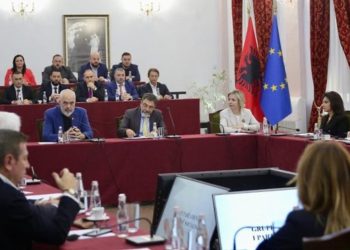 Mblidhet sot grupi parlamentar i PS-së/ Zhvillohet seancë dëgjimore me rektorin e UBT për operacionin e SPAK