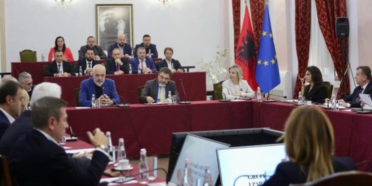 Mblidhet sot grupi parlamentar i PS-së/ Zhvillohet seancë dëgjimore me rektorin e UBT për operacionin e SPAK