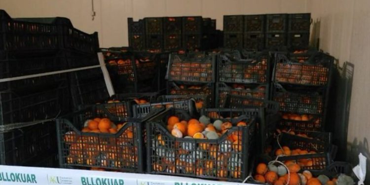 AKU deklaroi në dhjetor se ishin asgjësuar, si u nxorrën sërish në treg për shqiptarët 10 ton mandarina me pesticide