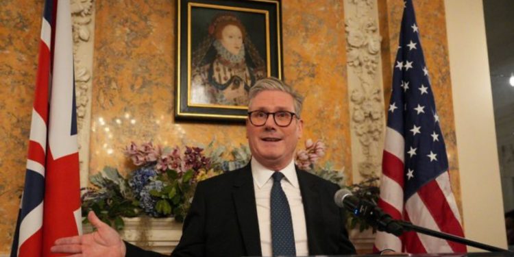 Starmer mbërrin në Uashington për bisedime me Trump, përsërit thirrjet për garanci sigurie për Ukrainën