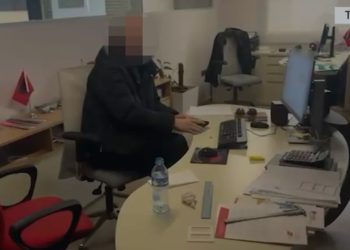 Falsifikonin certifikata të mbrojtjes së gjuhëve të huaja, arrestohen 3 persona në Tiranë, në kërkim një tjetër