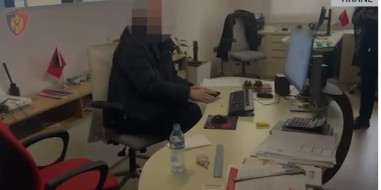 Falsifikonin certifikata të mbrojtjes së gjuhëve të huaja, arrestohen 3 persona në Tiranë, në kërkim një tjetër