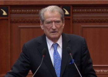 “Po iu vjen fundi nga njeriu që nuk guxon të vijë më në Kuvend”, Berisha: Laptopi i Agaçit është në prokurori, ka të gjitha vjedhjet e Ramës dhe grupit