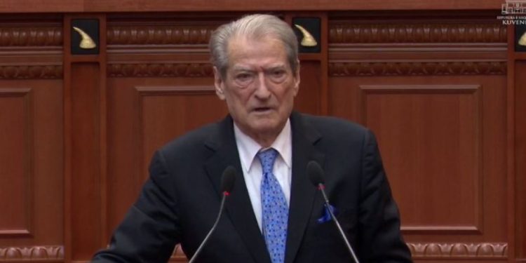 “Po iu vjen fundi nga njeriu që nuk guxon të vijë më në Kuvend”, Berisha: Laptopi i Agaçit është në prokurori, ka të gjitha vjedhjet e Ramës dhe grupit