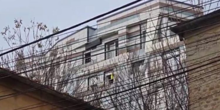 Çfarë u gjet brenda apartamentit ku u vra 30-vjeçarja! Partneri i viktimës në arrati, mori me vete…Dyshimet për krim pasioni!