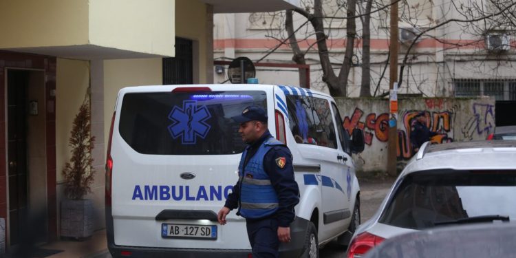 Tiranë/Dyshohet se vrau me thikë gruan e tij, identifikohet dhe shpallet në kërkim