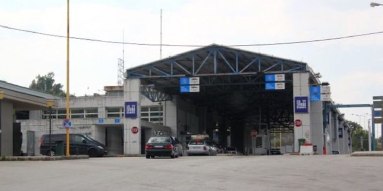 Greqia proteston për tragjedinë e Tempit, bllokohet përkohësisht lëvizja e mjeteve në pikën kufitare të Kakavijës