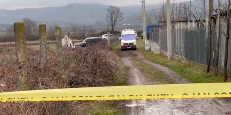 Misteri i vrasjes së 20-vjeçarit/ I riu u gjet i pajetë në oborrin e shtëpisë, policia në kërkim të autorëve