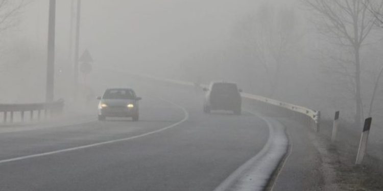 Mjegulla e dendur bllokon aksin Korçë-Pogradec
