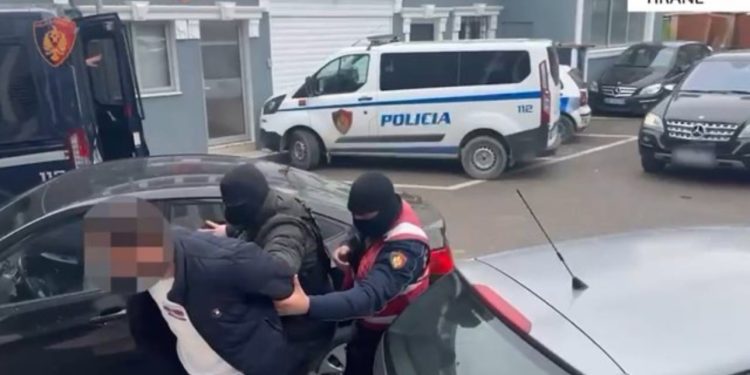 Emrat/ U kapën duke transportuar 11 kilogram kanabis, arrestohen katër persona në Tiranë