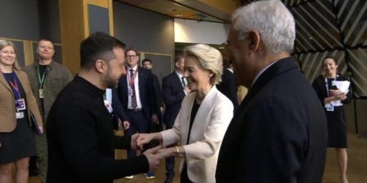 FOTO/ Shtrëngime duarsh dhe buzëqeshje me krerët e BE-së, Zelensky mbërrin në samitin “urgjent” të mbledhur në Bruksel