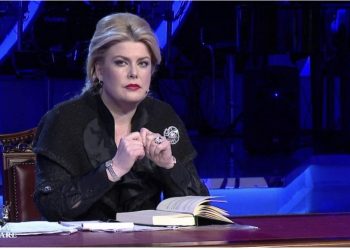 Shokon Eni Çobani, nxjerr EMRIN e këngëtares së njohur: I mori burrit pasurinë me mashtrim