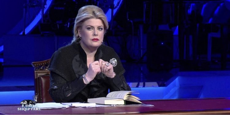 Shokon Eni Çobani, nxjerr EMRIN e këngëtares së njohur: I mori burrit pasurinë me mashtrim