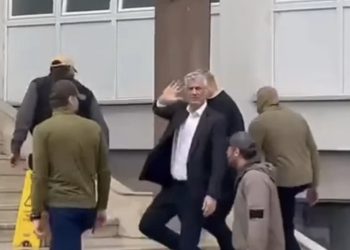 Hashim Thaçi në Kosovë, viziton të atin në spital