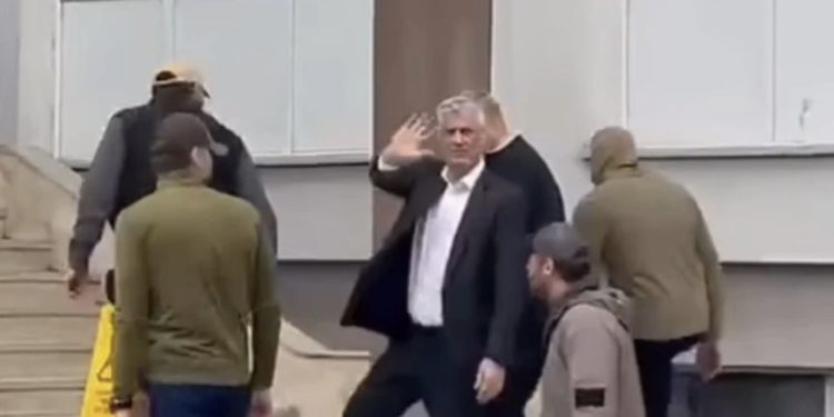 Hashim Thaçi në Kosovë, viziton të atin në spital