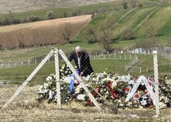 Thaçi vendos kurorë me lule tek varri i të atit në Kosovë