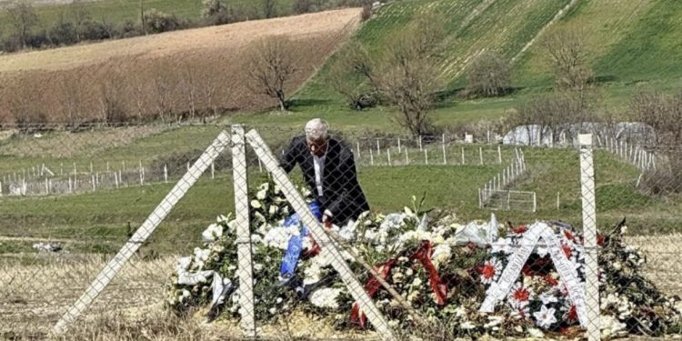 Thaçi vendos kurorë me lule tek varri i të atit në Kosovë