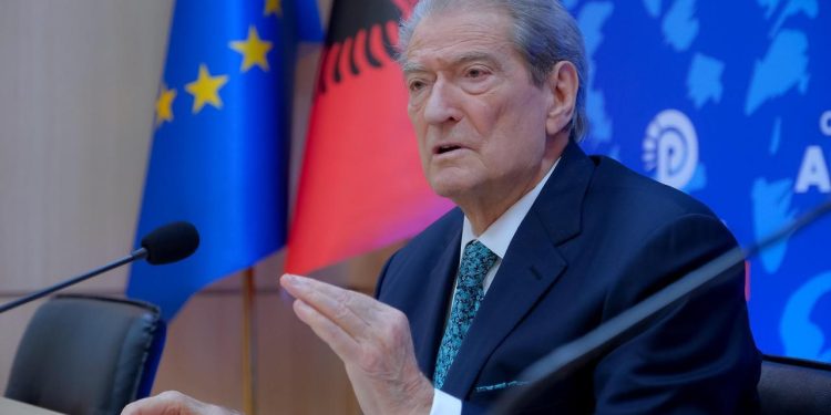 Berisha: Parametrat e rrugës së Arbrit janë copë, copë. Me Ramën 27 km kanë kushtuar 450 mln euro