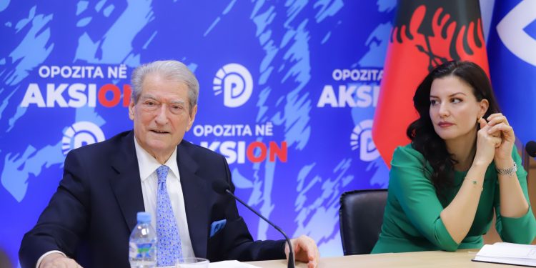 Berisha: Xhevdet Troplini i ka shkuar në mesnatë në qeli Veliajt me porositë e Edi Ramës