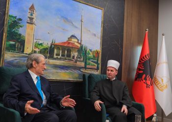 Berisha uron Fiter Bajramin: Do dyfishojmë fondet për komunitetet fetare. Ora e faljes së të Premtes do të jetë orar pushimi