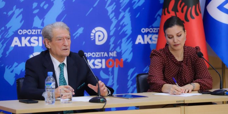 Protesta për mbylljen e TikTokut/ Berisha u bën thirrje të rinjve: Nesër të mblidhemi në ora 7 në respekt të fjalës së lirë