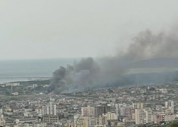 Pamje nga Vlora, tymi mbulon qytetin pas zjarrit në fushën e mbetjeve