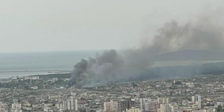 Pamje nga Vlora, tymi mbulon qytetin pas zjarrit në fushën e mbetjeve