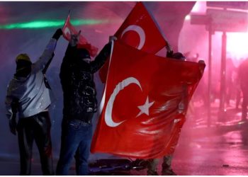 Turqia ndalon 9 gazetarë gjatë protestave kundër arrestimit të Imamoglut