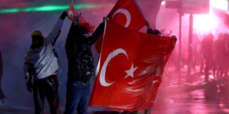 Turqia ndalon 9 gazetarë gjatë protestave kundër arrestimit të Imamoglut