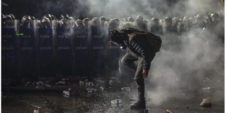 Turqia “zien” nga protestat”, policia përdor forcën për të shpërndarë qytetarët