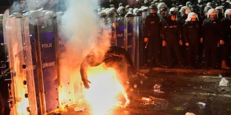 Protestat masive në Turqi, mbi 1000 të arrestuar, mes tyre edhe gazetarë/ Ministri i Brendshëm: Terrorizimi dhe kërcënimi për paqen nuk do të tolerohen