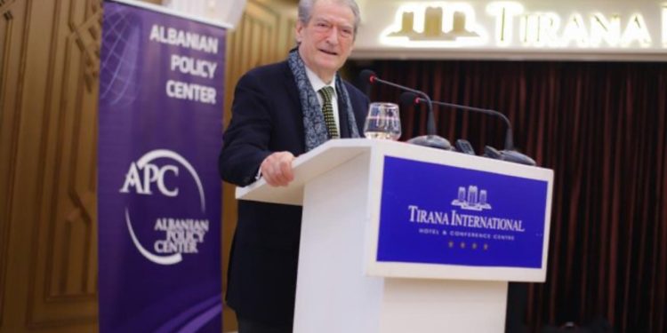 “Nuk ishte vetëm një lider, por edhe një misionar”/ Berisha flet me shallin e Rugovës në qafë: Zgjodhi rrugën paqësore për të mundur një regjim