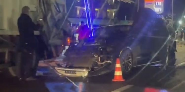 Dy të plagosur nga një aksident mes një makine dhe mjeti të tonazhit të rëndë në Elbasan