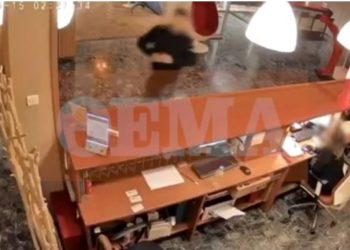 VIDEO/ Kërcënoi dhe grabiti recepsionisten e hotelit me një pistoletë lodër, arrestohet i riu shqiptar në Greqi