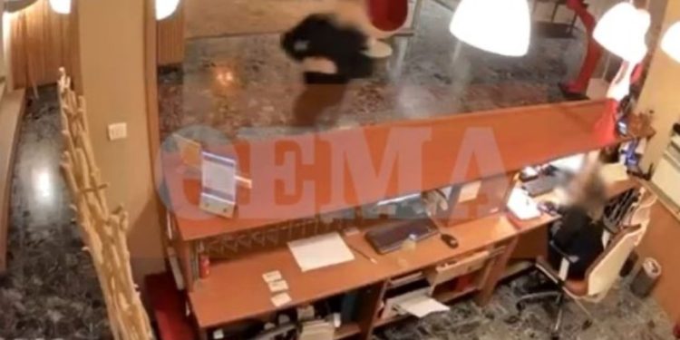 VIDEO/ Kërcënoi dhe grabiti recepsionisten e hotelit me një pistoletë lodër, arrestohet i riu shqiptar në Greqi