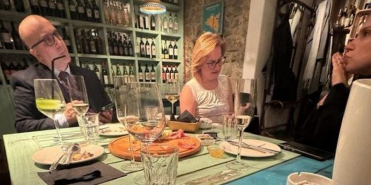 “Kërcen prifti prej belasë”/ Thellohet skandali Bushka-Llagami-Metani, dalin të tjera BISEDA: Boll halle ka pas….