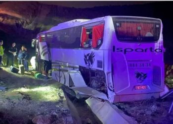 Një person humbet jetën dhe dhjetëra të plagosur si pasojë e përmbysjes së autobusit në Turqi