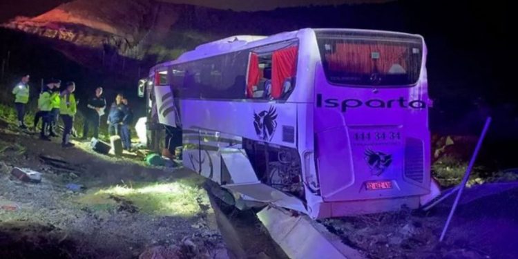 Një person humbet jetën dhe dhjetëra të plagosur si pasojë e përmbysjes së autobusit në Turqi