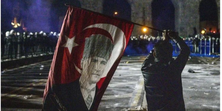 Analiza e BBC: Pse mijëra njerëz po protestojnë në Turqi?