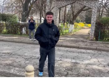 VIDEO/ Shpëtoi 21 persona nga zjarri në diskotekën “Pulse”/ Pas një jave i shtruar në spital, heroi i Koçanit pritet me brohoritje në shkollë 