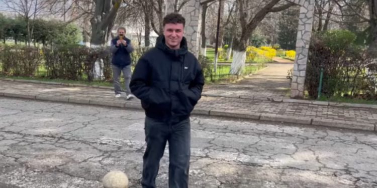 VIDEO/ Shpëtoi 21 persona nga zjarri në diskotekën “Pulse”/ Pas një jave i shtruar në spital, heroi i Koçanit pritet me brohoritje në shkollë