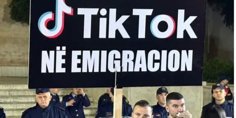 Vendimi për mbylljen e TikTok shkon në Gjykatën Kushtetuese/ DW: Aplikacioni vijon të përdoret për fushatë! Pretendime për censurë parazgjedhore