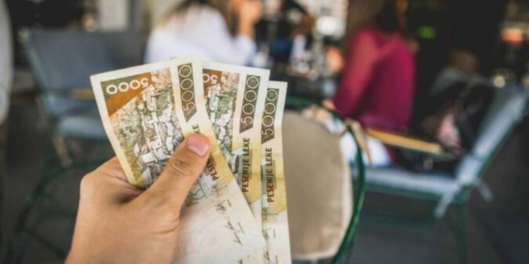 Turistët e huaj sollën gati 5 mld euro në 2024, rekord dhe shpenzimet e shqiptarëve jashtë